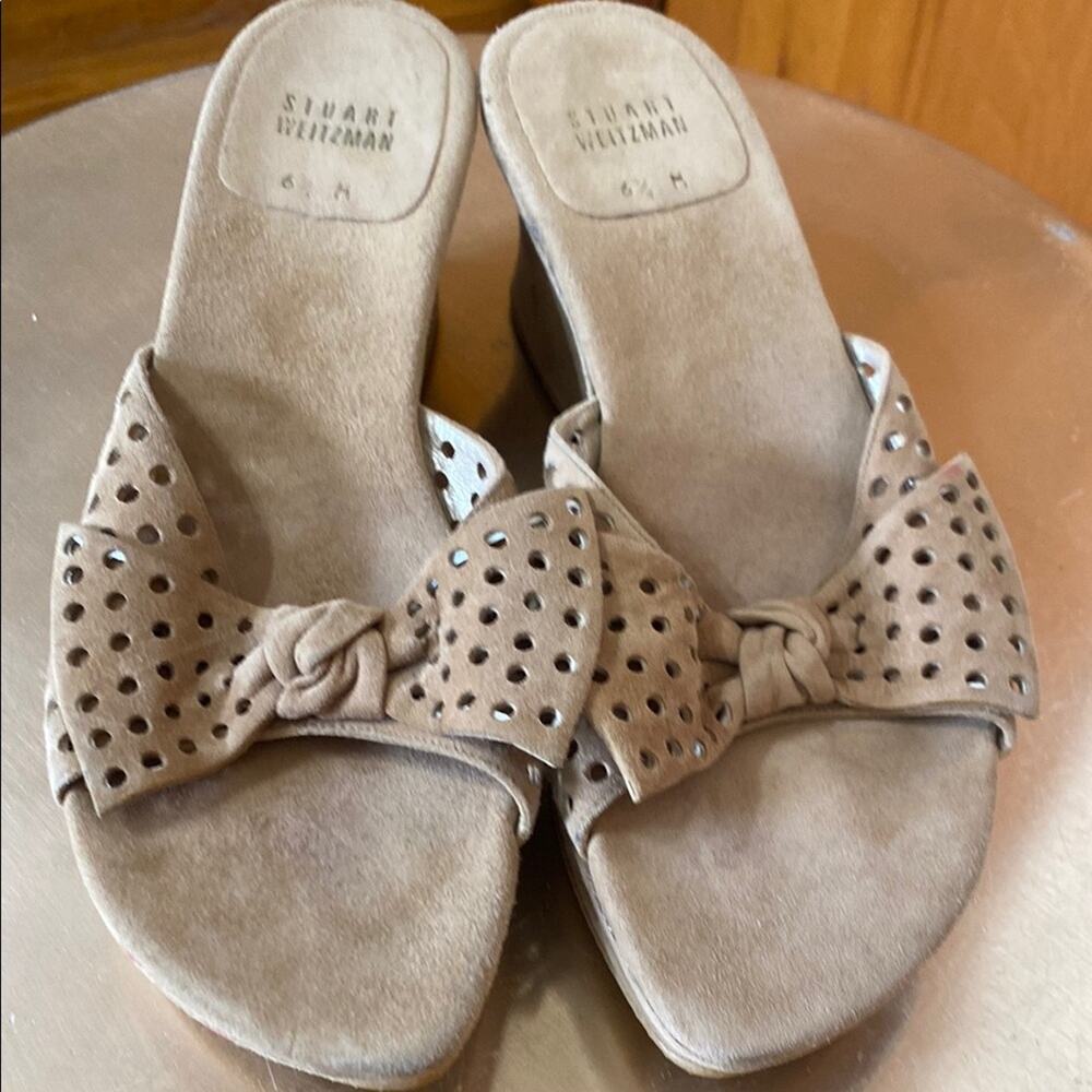Stuart Weitzman Soft Perforated Suede Tan Mules Sandals Wedges Shoes Bow Casual